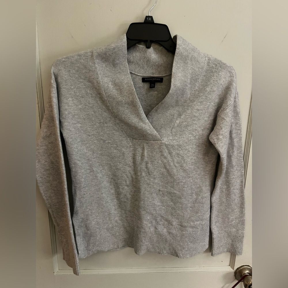 Women’s sweater Brand is Banana Republic,  size is XS.
